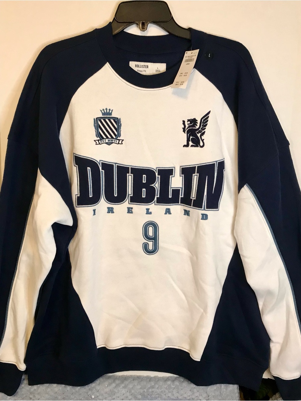 Hollister White Crewneck Sweatshirt with Navy Trim and Graphic Sz L 27 PTP